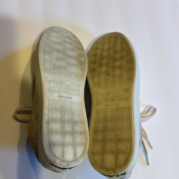 Matisse Tori leather upper gold splatter lace up sneakers with colors of cream - Picture 6 of 8